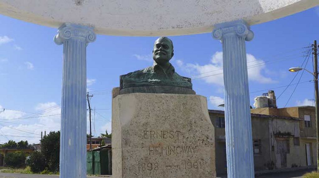 Hemingway buste
