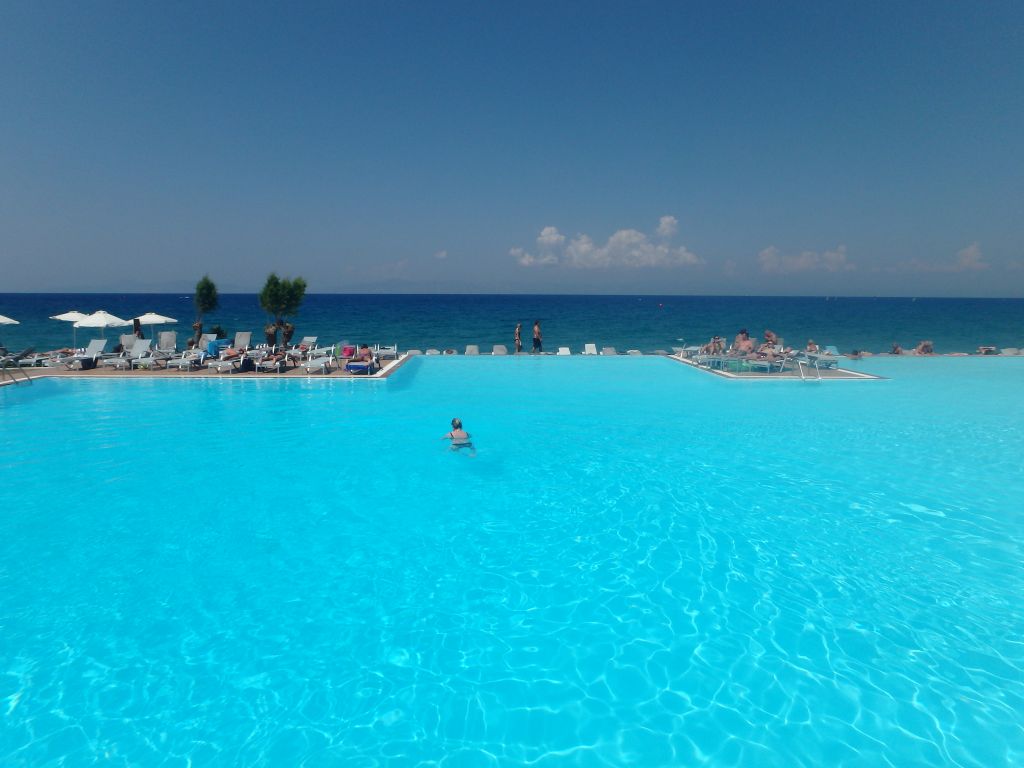 infinity pool Sunprime Miramare Beach