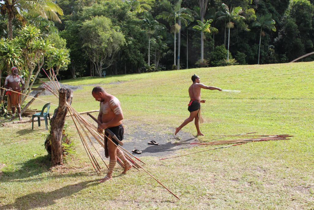 Aboriginerne lærer at kaste med spyd