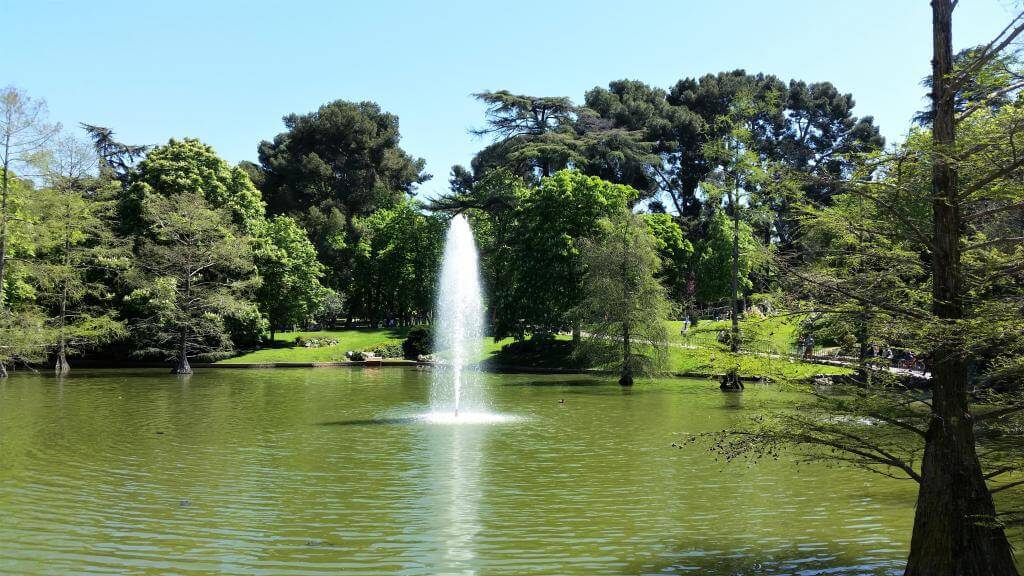 Springvand i Retiro parken i madrid