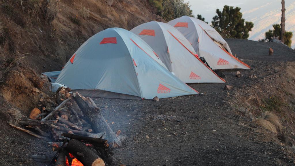 Telte med udsigt til aktiv vulkan Fuego