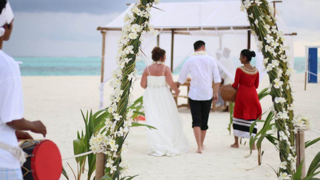 Bryllup på stranden plumeria blomster