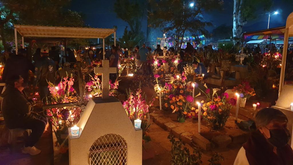 Festival på kirkegård til de dødes dag i Mexico