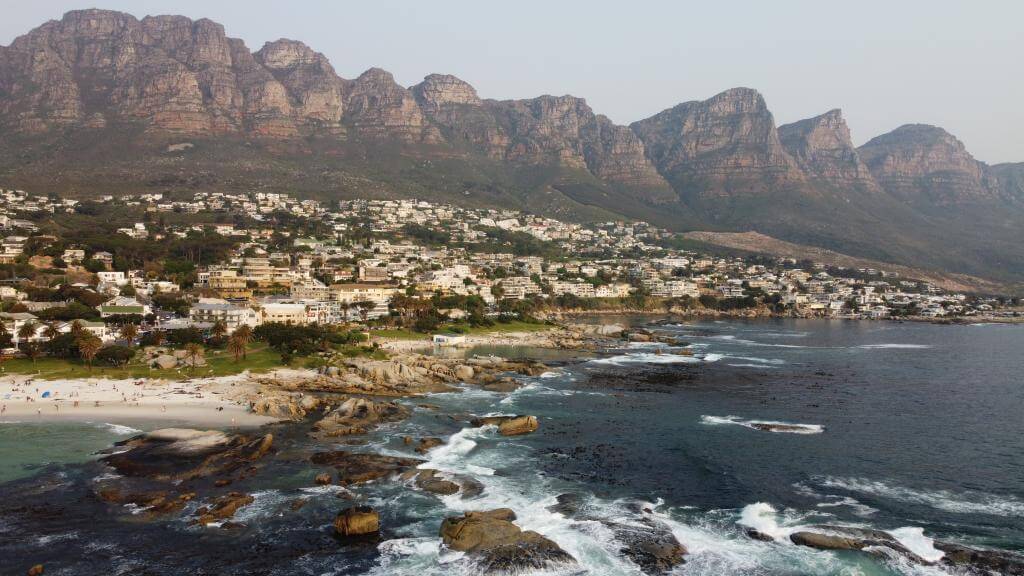 Seværdighederne Camps Bay og de tolv apostle i Cape Town, Sydafrika