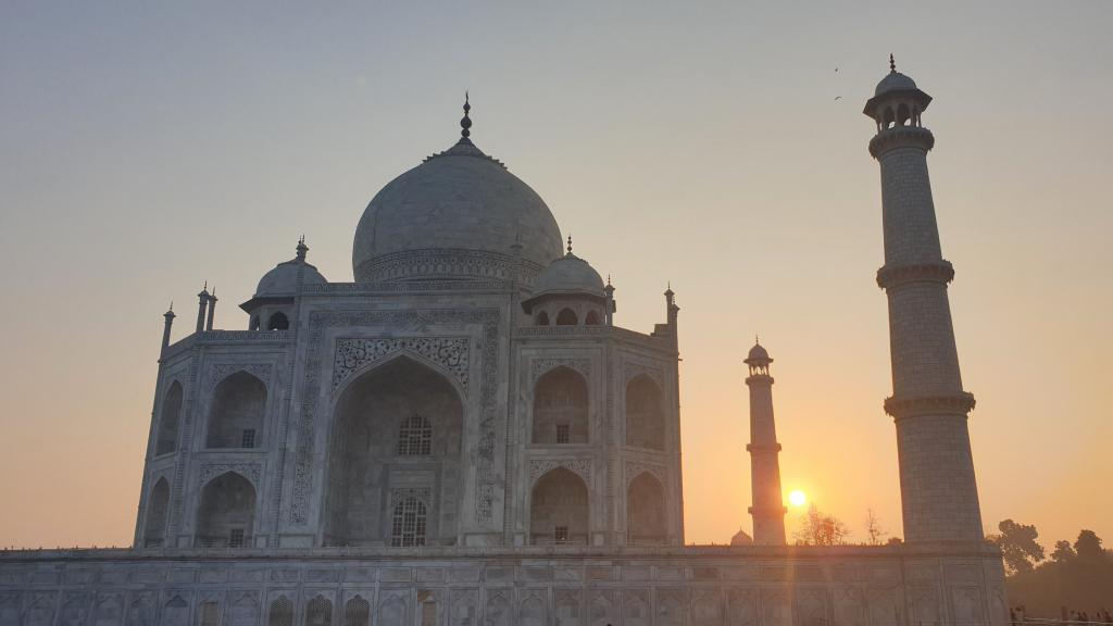 Solopgang over Taj Mahal Indien