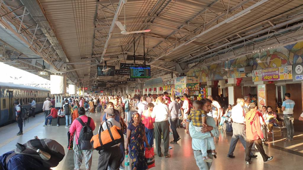 Med tog i Indien - Agra togstation