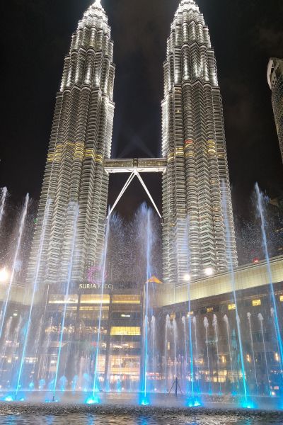 Vandshow ved Patronas tårne i Kuala Lumpur